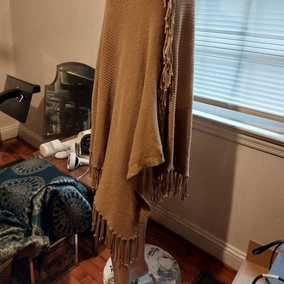 BCBG Maxazria Poncho & BCBGeneration Pocketbook - Picture 7 of 9